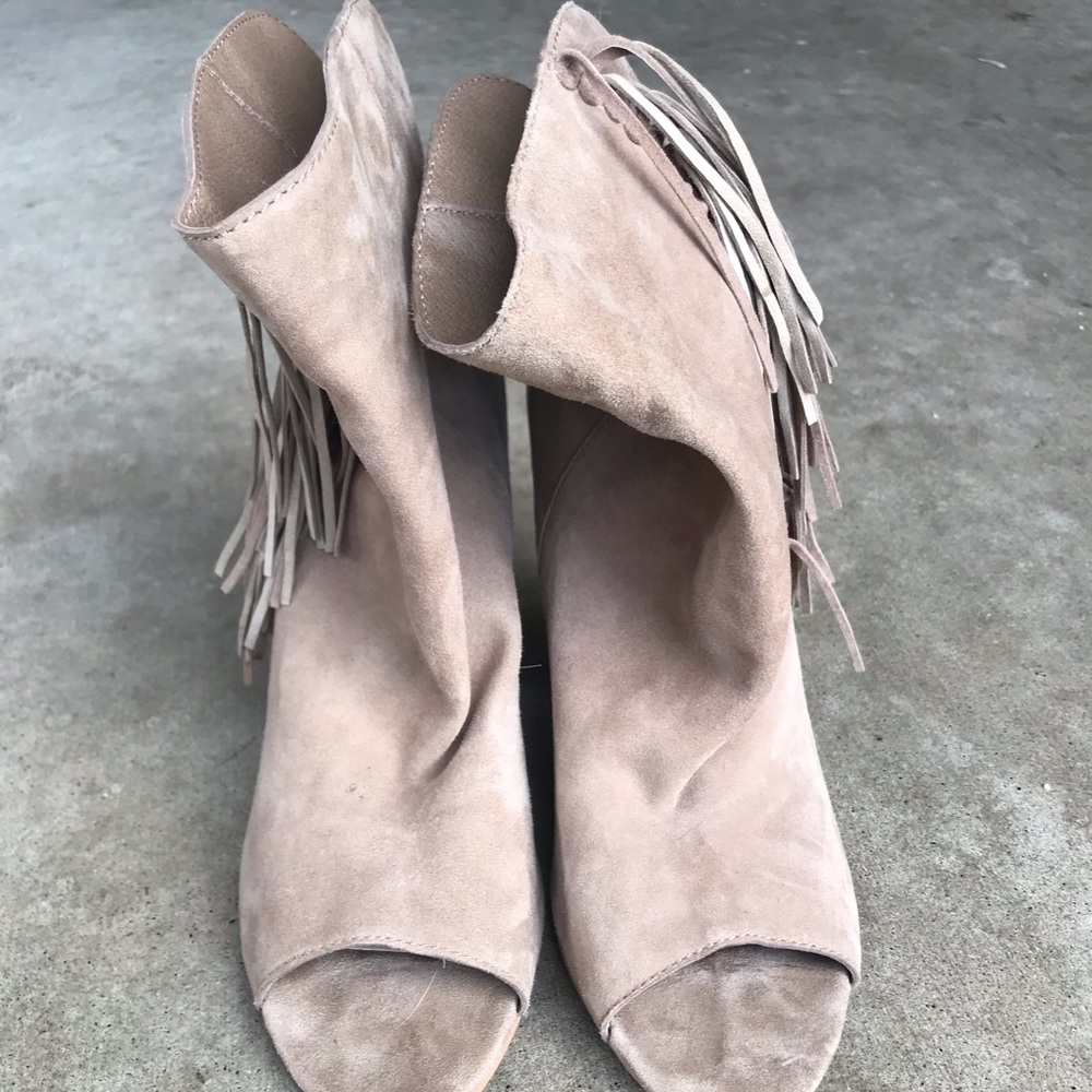 Dolce Vita fringe booties!